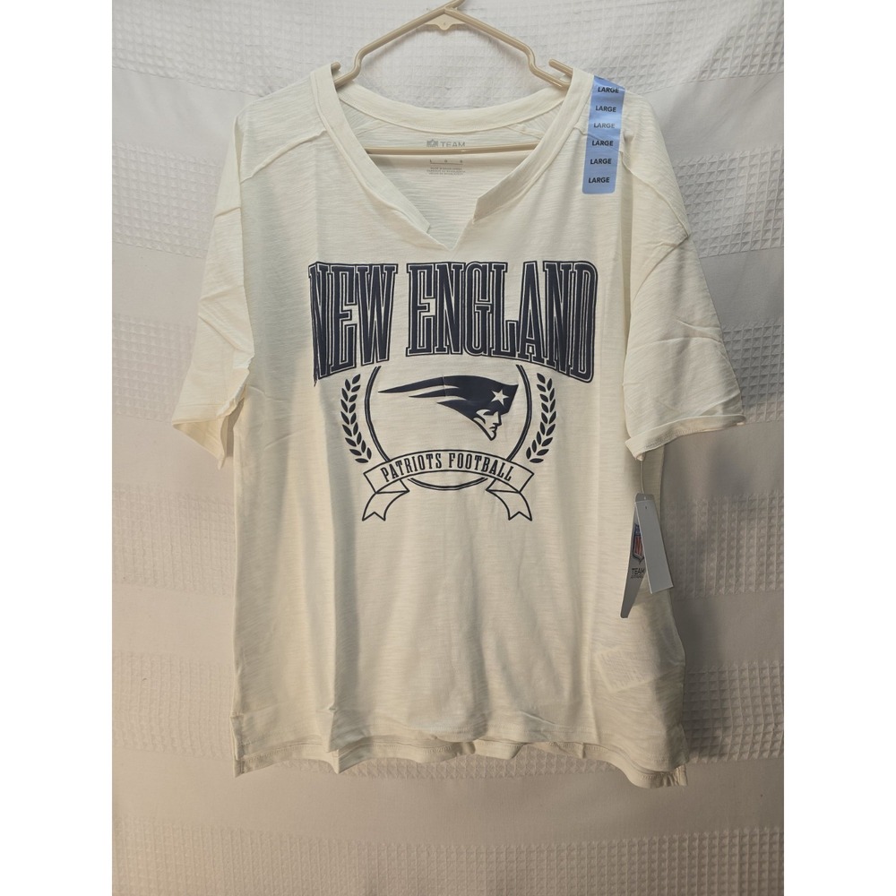 NFL Team Apparel New England Patriots Womens V-Neck Graphic T-Shirt Cream L